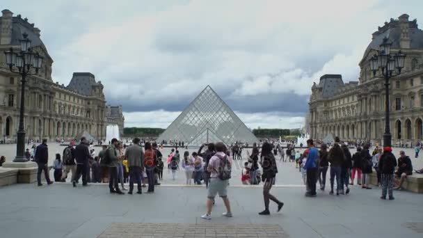 Pohled na slavné muzeum Louvre a skleněné pyramidě. Francie, Paříž. — Stock video
