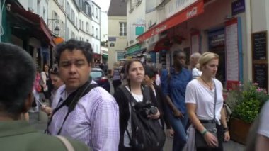 Bir sürü turist Montmartre Paris eski sokaklarda. İzleme atış