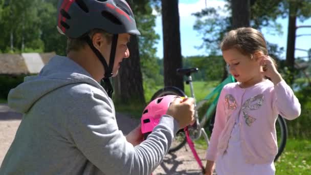 Papá se pone casco de seguridad es Little Daughters Head — Vídeos de Stock