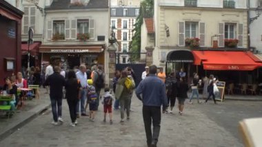 Bir sürü turist Montmartre Paris eski sokaklarda. İzleme atış