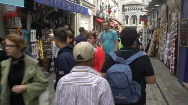 Een heleboel toeristen in de oude straten van Montmartre-Parijs. Tracking shot — Stockvideo