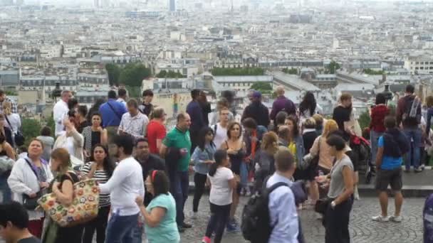 Rue de Steinkerque sulla collina di Montmartre affollata di turisti. Parigi. Francia — Video Stock