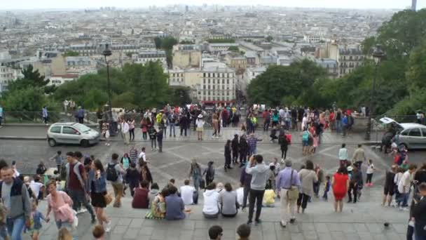 Rue de Steinkerque sulla collina di Montmartre affollata di turisti. Parigi. Francia — Video Stock