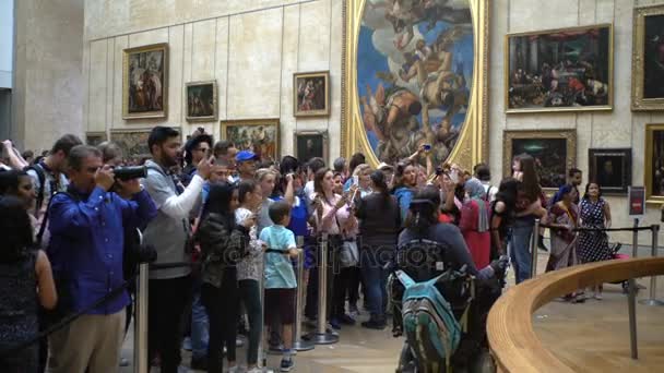 Mona Lisa görmek için sırada bekleyen insanlar Louvre Müzesi'nde boyama — Stok video