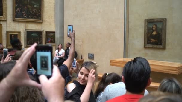 訪問者は、レオナルド Davincis「モナリザ」の写真を撮る。ルーブル美術館、パリス. — ストック動画