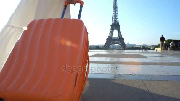 La mujer de la maleta naranja que viaja a París — Vídeo de stock