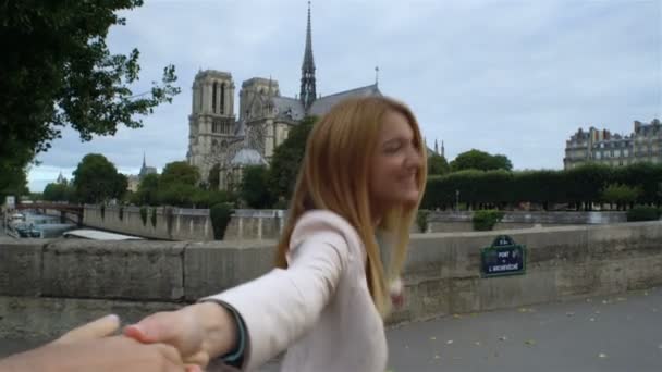 Junge Frau folge mir notre dame kathedrale paris — Stockvideo