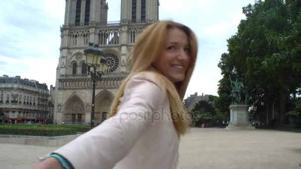 若い女性は、私に従ってくださいノートルダム寺院大聖堂パリ — ストック動画