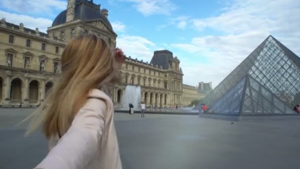 Följ mig Paris glad kvinna leder hennes pojkvän till Louvren — Stockvideo