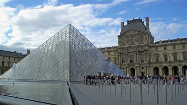 Louvre, skleněná pyramida — Stock video