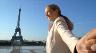 Bana Paris mutlu kadın önde gelen sevgilisi Eyfel Kulesi için izleyin