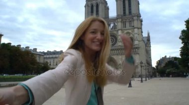 Genç kadın bana Notre Dame Katedrali Paris izleyin