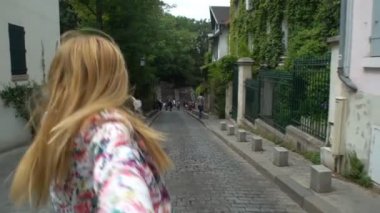 Bana genç kadın lider bir adam için macera izleyin