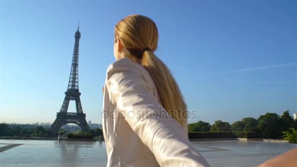 Sígueme París Mujer feliz llevando a su novio a la Torre Eiffel — Vídeos de Stock