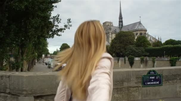 若い女性は、私に従ってくださいノートルダム寺院大聖堂パリ — ストック動画