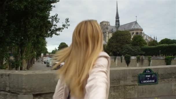 Jovem mulher siga-me Catedral de Notre Dame Paris — Vídeo de Stock