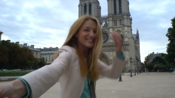 Jovem mulher siga-me Catedral de Notre Dame Paris — Vídeo de Stock