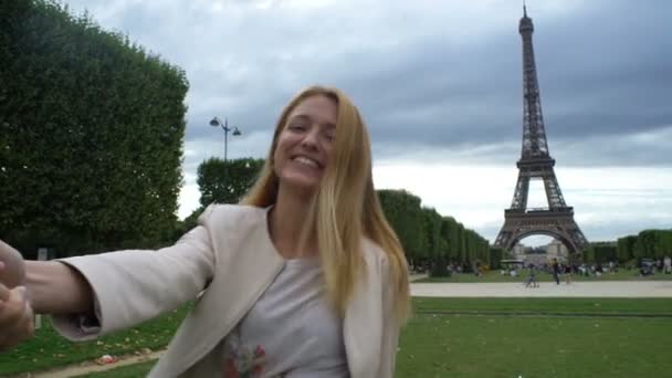 Sígueme París Mujer feliz llevando a su novio a la Torre Eiffel — Vídeos de Stock