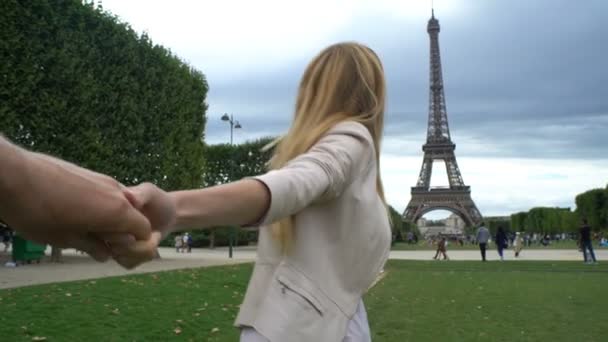 Sígueme París Mujer feliz llevando a su novio a la Torre Eiffel — Vídeos de Stock