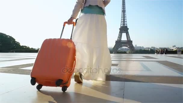 パリへ旅行オレンジ色のスーツケースを持つ女性 — ストック動画