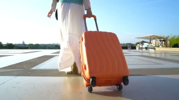 The Woman with the Orange Suitcase Traveling to Paris — Stock Video