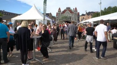 Bir sürü insan içip Bira Festivali sırasında.