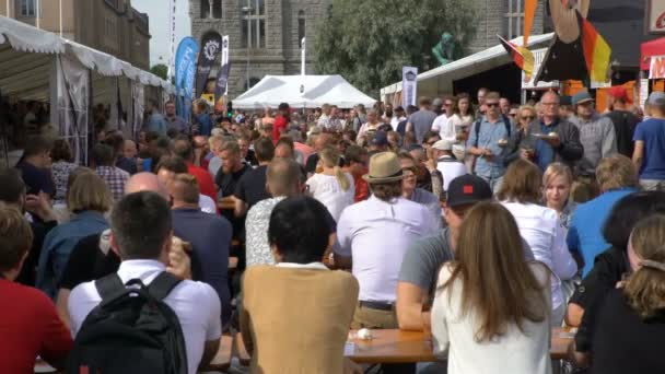 Mucha gente bebe y come durante el Festival de la Cerveza . — Vídeos de Stock