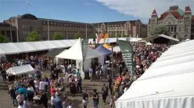 Bir sürü insan içip Bira Festivali sırasında.