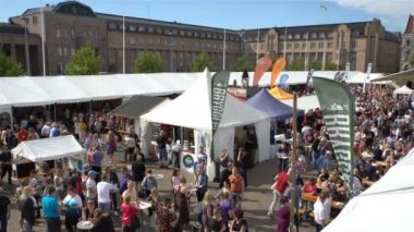 Bir sürü insan içip Bira Festivali sırasında.