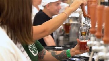 Barmen bira musluklar bira dökmek