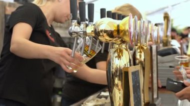 Barmen bira musluklar bira dökmek
