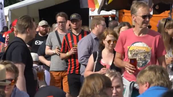 Mucha gente bebe y come durante el Festival de la Cerveza . — Vídeos de Stock