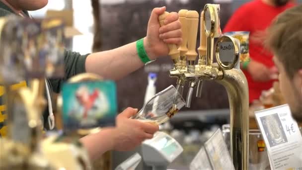 Barmen pour bier uit bier kranen — Stockvideo