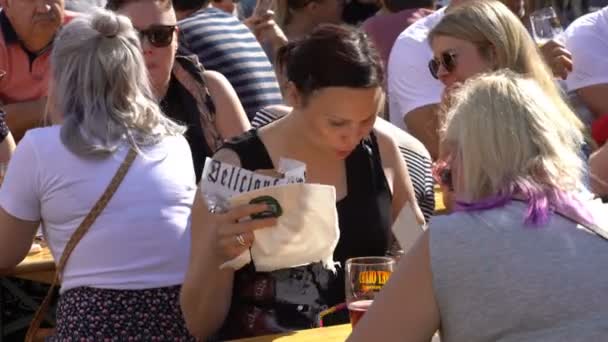 Много людей пьют и едят во время Пивного фестиваля . — стоковое видео