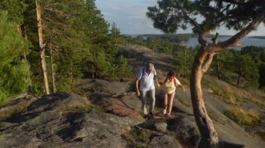 Kaya tırmanışı ve güneşin doğuşunu hayran yaşlı aktif çift günbatımını.