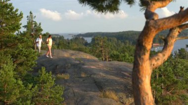 Kaya tırmanışı ve güneşin doğuşunu hayran yaşlı aktif çift günbatımını.