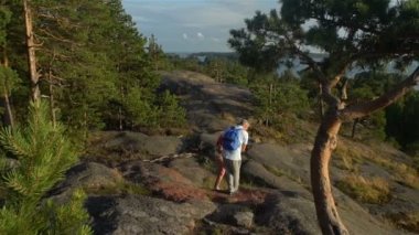 Kaya tırmanışı ve güneşin doğuşunu hayran yaşlı aktif çift günbatımını.