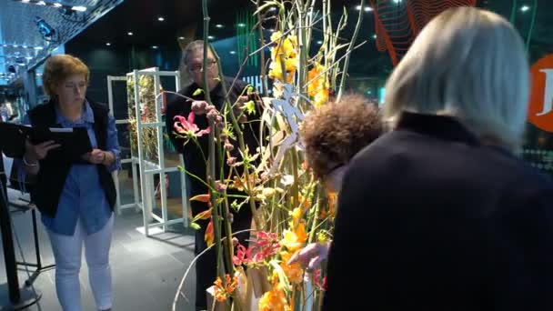 Жюри проверяет цветочные композиции во время Флористического фестиваля — стоковое видео