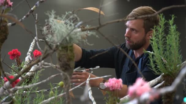 Fleuristes professionnels font des arrangements floraux pendant le Festival floristique — Video