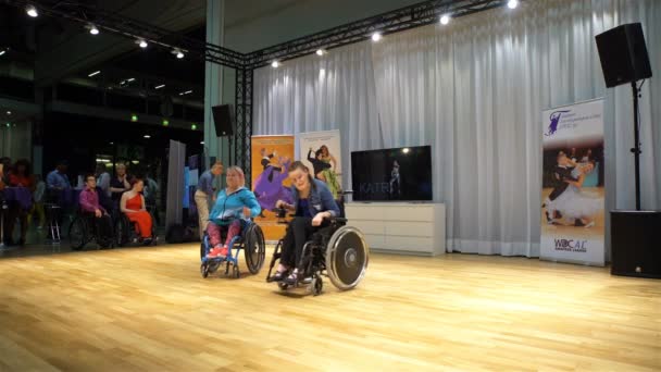 Um par de pessoas com deficiência em cadeiras de rodas estão dançando — Vídeo de Stock