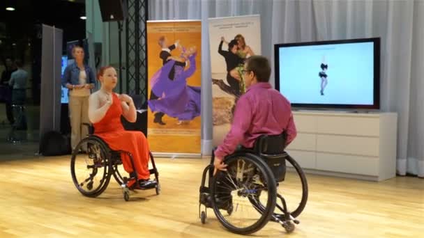 Пара инвалидов в инвалидных колясках танцуют — стоковое видео