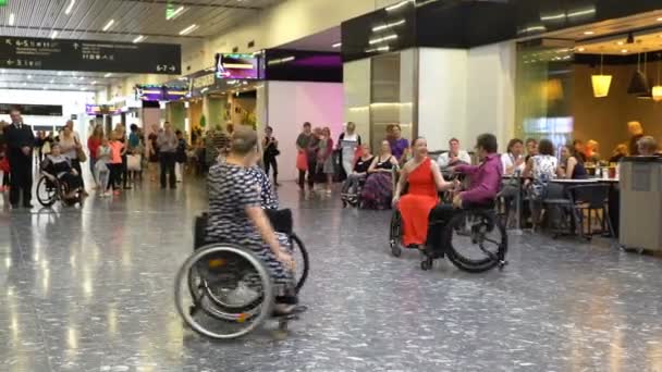 Tančí pár párů postižených na invalidním vozíku. — Stock video