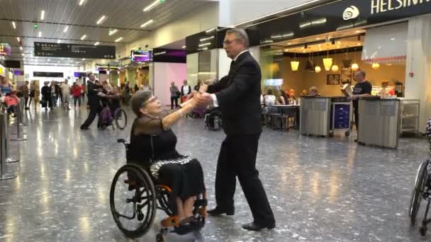 Páry s postižením vykonávat společenský tanec. Jeden z manželů na vozíku. — Stock video