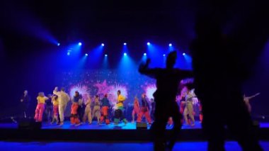 Hip hop takımı parlak gösteri dans gösterisi sırasında.