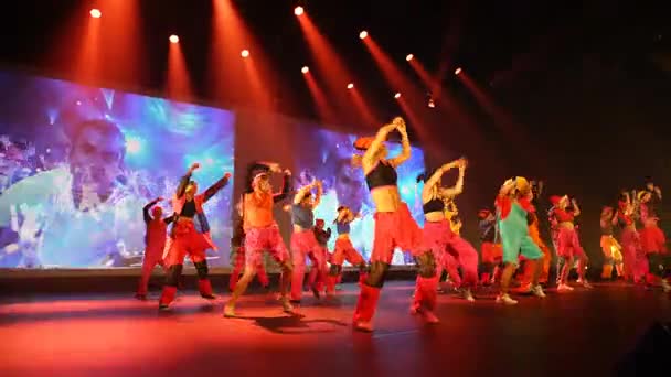 The bright performance of the hip-hop team during the dance show. — Stock Video