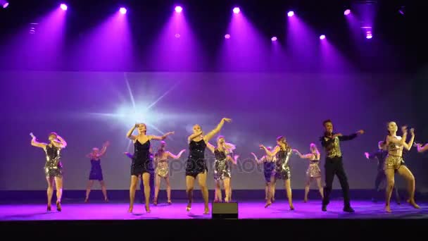 Jasný výkon taneční tým během taneční show. — Stock video