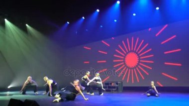 Dans ekibi parlak gösteri dans gösterisi sırasında.