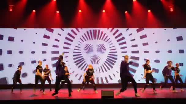 Jasný výkon hip-hop týmu během taneční show. — Stock video