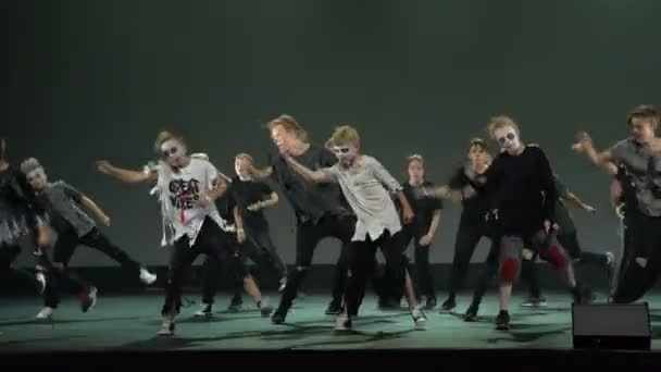 Dans ekibi parlak gösteri dans gösterisi sırasında. — Stok video