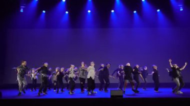 Dans ekibi parlak gösteri dans gösterisi sırasında.